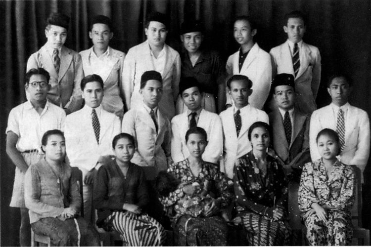 Pengurus Rukun Pemuda Indonesia (Rupindo), 1942, berdiri paling tengah adalah Abdoel Moeis Hassan (ketua dan pendiri Rupindo).