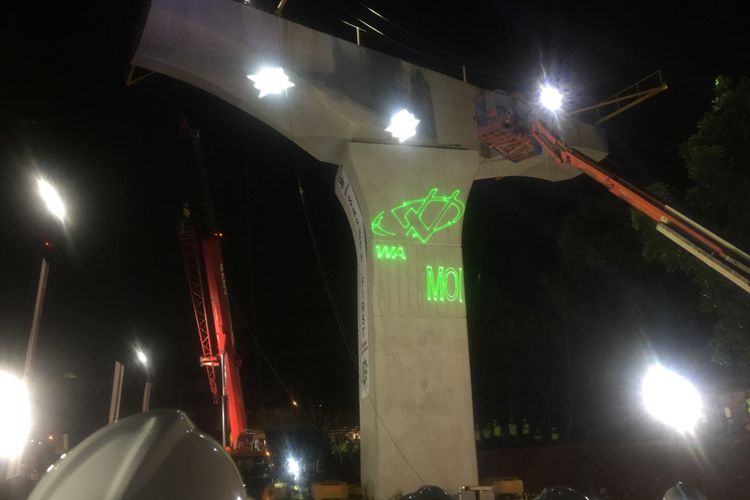 Pemasangan pier head perdana pada konstruksi Jalan Tol Jakarta CIkampek II (Elevated), Rabu (13/12/2017) malam.