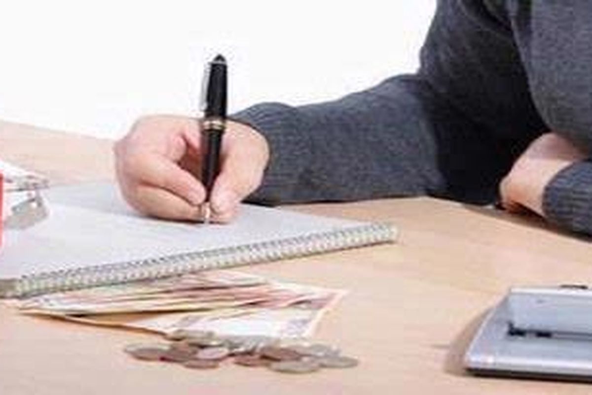 Hitung-hitung pendapatan Anda. Sisihkan tabungan dari awal agar tidak merasa 