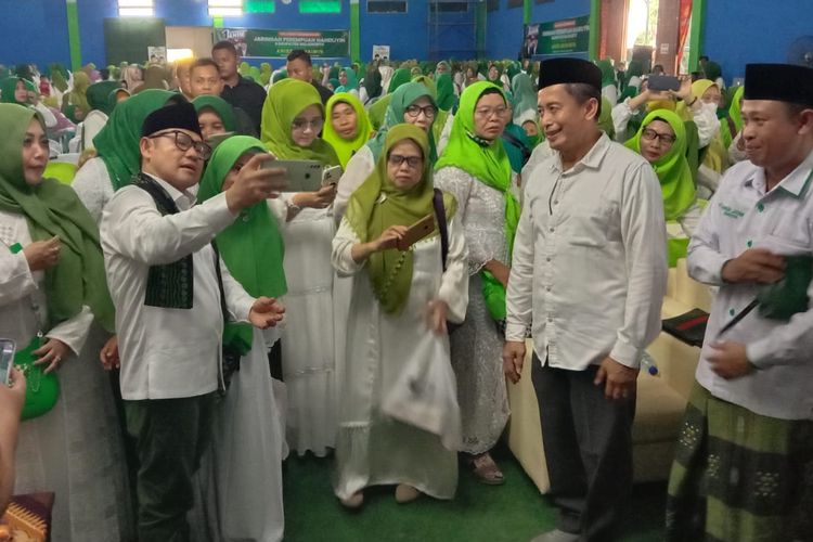 Calon Wakil Presiden (Cawapres) dari Koalisi Perubahan untuk Persatuan (KPP) Muhaimin Iskandar atau Cak Imin, memulai kampanye sebagai kontestan Pilpres 2024 di Mojokerto, Jawa Timur, Selasa (28/11/2023).