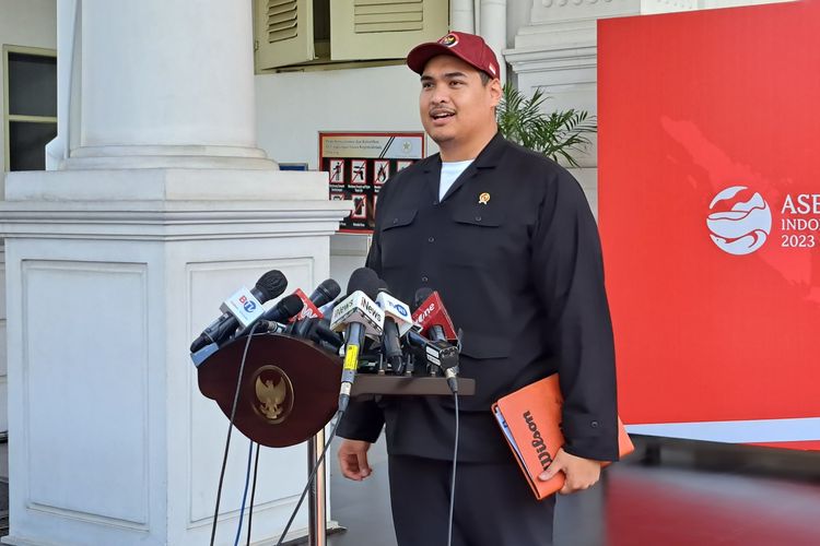 Menteri Pemuda dan Olahraga Dito Ariotedjo memberikan keterangan pers di Kompleks Istana Kepresidenan, Jakarta, Selasa (1/8/2023).