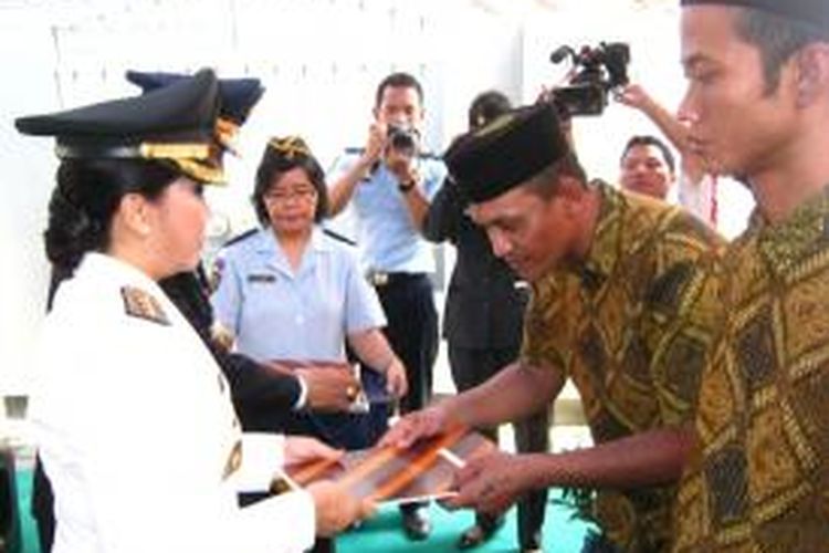 Bupati Kendal Widya Kandi Susanti menyerahkan surat keputusan remisi kepada seorang narapidana di dalam upacara di Lapas Kelas IIA Kendal, Jawa Tengah, Sabtu (17/8/2013).