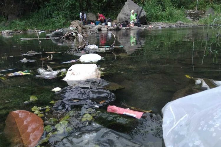 Sungai Ciloseh Kelurahan Panyingkiran Kecamatan Indihiang Kota Tasikmalaya beberapa bulan sebelumnya masih terlihat kotor dan kumuh dipenuhi sampah rumah tangga karena minimnya kesadaran tak buang sampah ke sungai.