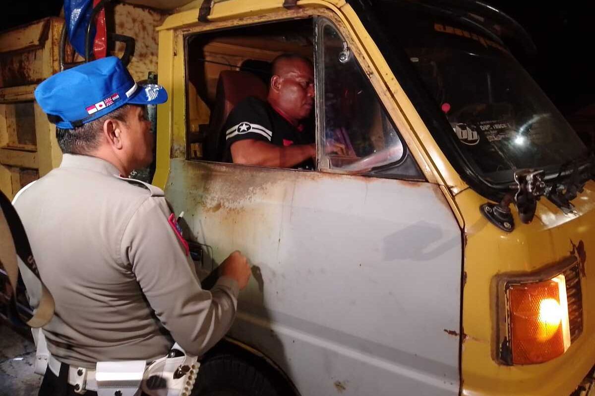 Truk dan motor yang gagal menyalip saling bertabrakan di Jalan Raya Bandung-Cirebon, tepatnya di Tahura Gunung Kunci, Sumedang, Jabar, Rabu (29/5/2024) petang. KOMPAS.com/AAM AMINULLAH