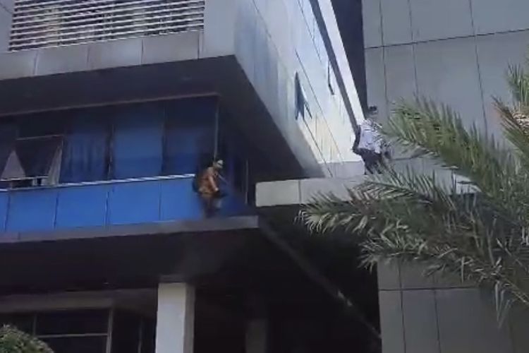 Evakuasi Tak Biasa, Pegawai Kemendagri Menyeberang Lewat Atap Saat Kebakaran