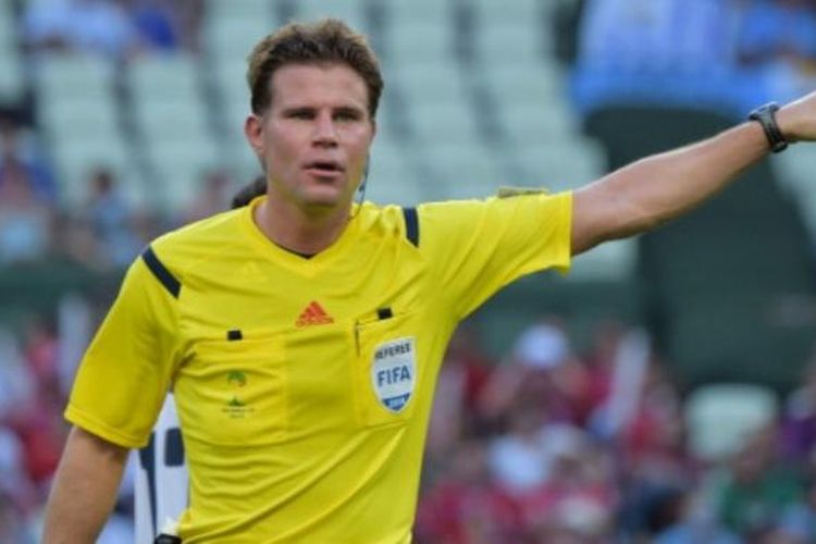 Wasit asal Jerman, Felix Brych.