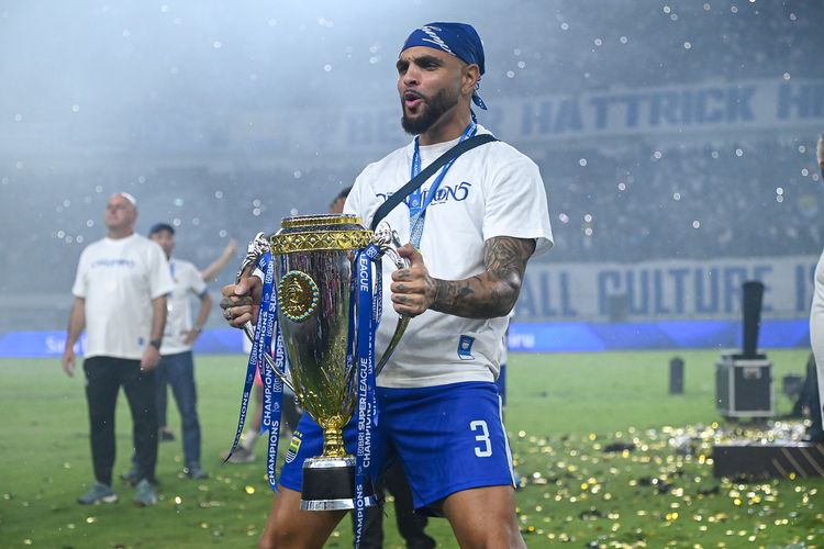 Mantan bintang Paris Saint Germain (PSG) Layvin Kurzawa menulis tinta sejarah di Bandung membawa Persib juara Super League 2025-2026, Sabtu (23/5/2026) di Gelora Bandung Lautan Api (GBLA). 