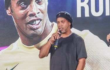 Mantan pesepak bola dunia asal Brasil Ronaldinho memberikan sambutan pada acara peluncuran jersey RANS Nusantara FC di Jakarta, Jumat (24/6/2022). RANS Nusantara FC meluncurkan jersey terbaru untuk menghadapi musim Liga 1 Indonesia 2022-2023. 
