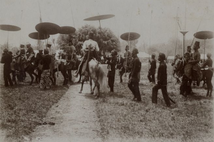 Foto peserta arak-arakan di Lamongan yang diambil tahun 1910