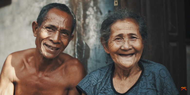 Tampak senyum dari wajah dua orang lanjut usia di Indonesia