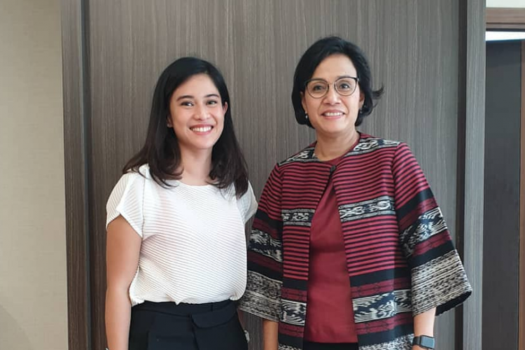 Menteri Keuangan Sri Mulyani Indrawati bertemu dengan aktris Dian Sastrowardoyo.