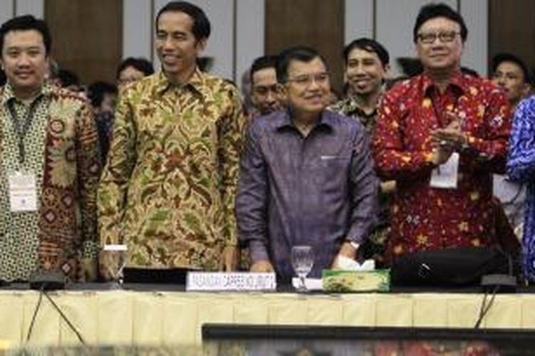 Pasangan calon presiden dan wakil presiden, Joko Widodo dan Jusuf Kalla hadir pada pengumuman rekapitulasi hasil penghitungan perolehan suara peserta pemilu presiden dan wakil presiden 2014 di Kantor Komisi Pemilihan Umum (KPU), Jakarta, Selasa (22/7/2014) malam. KPU menetapkan calon presiden Joko Widodo dan calon wakil presiden Jusuf Kalla sebagai pemenang Pilpres 2014 dengan memperoleh 53,15 persen suara.