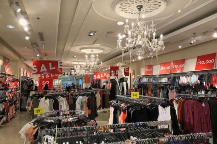 Pusat perbelanjaan menawarkan diskon besar-besaran untuk menarik minat masyarakat berbelanja akhir tahun. 