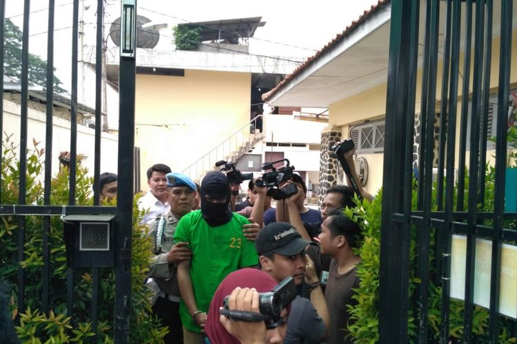 Pemain sinteron Rio Reifan (berkostum hijau) dibawa ke ruang tahanan di Mapolres Metro Bekasi Kota, Senin (14/8/2017).