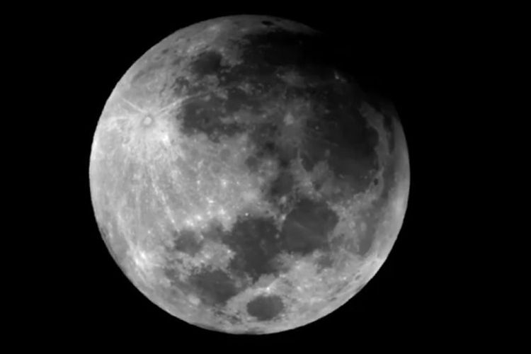 Foto atau wajah gerhana bulan sebagian pada Rabu (17/7/2019) dini hari pada saat awal kontak.