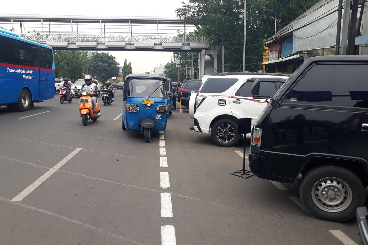 Tampak jalur sepeda di Jalan Pramuka, Jakarta Timur, terjajah mobil yang terparkir di kawasab Pasar Pramuka, Kamis (28/11/2019).