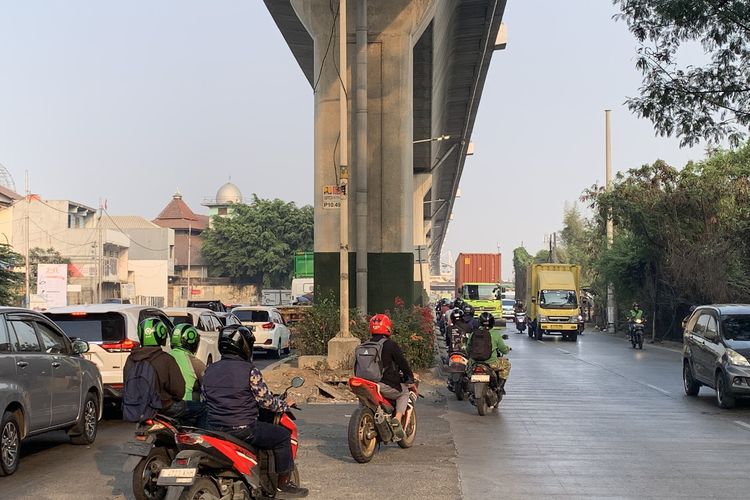 Motor Lawan Arah Saat Macet di Jalan Raya Bekasi, U-Turn Jadi Jalan Pintas