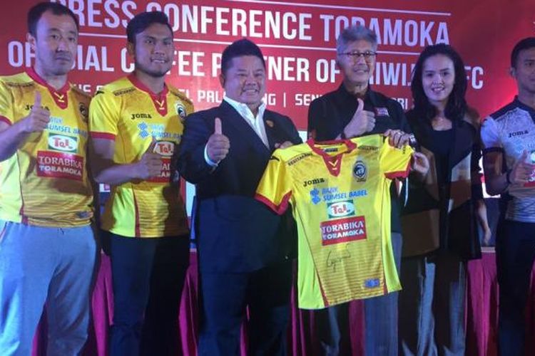 Tiga pemain Sriwijaya FC, Yoo Hyun Koo, Teja Paku Alam dan Ichsan Kurniawan hadir saat penandatanganan kontrak kerja sama dengan sponsor, Senin (30/1/2017).