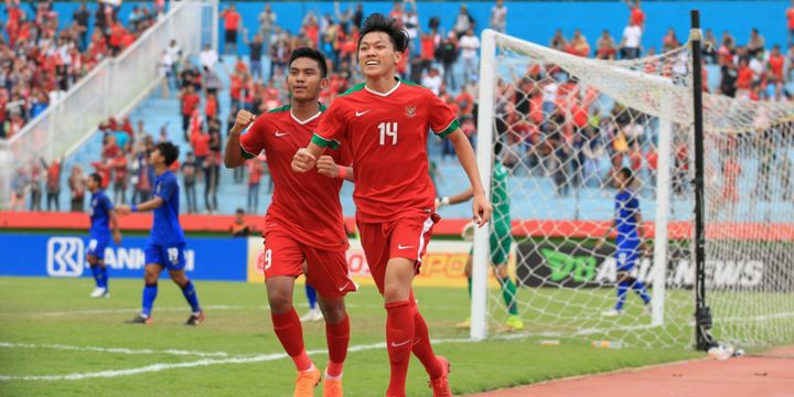 Penyerang timnas U-19 Indonesia, Feby Eka, melakukan selebrasi setelah mencetak gol pada laga perebutan tempat ketiga Piala AFF U-19 melawan timnas Thailand, di Stadion Deltras Sidoarjo, Sabtu (14/7/2018).