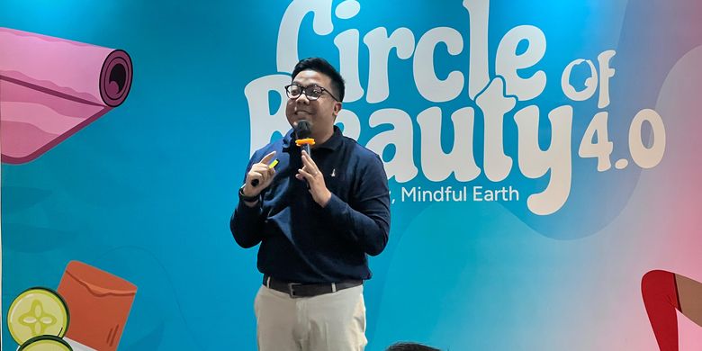 Circular Economy & Partnership Senior Officer Chandra Asri Group, Idham Padmaya di acara talkshow From Vanity to Concious Beauty yang diadakan oleh Chandra Asri Group di Jakarta (25/6/2025). 