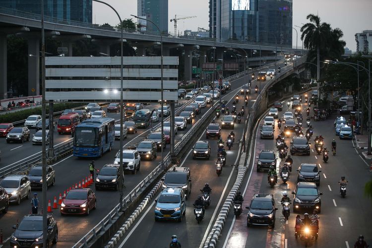 Lalu lintas kendaraan di Tol Dalam Kota Jakarta tampak padat pada jam pulang kerja di hari ketiga pemberlakuan pembatasan sosial berskala besar (PSBB) tahap dua, Rabu (16/9/2020). Pembatasan kendaraan bermotor melalui skema ganjil genap di berbagai ruas Ibu Kota resmi dicabut selama PSBB tahap dua.