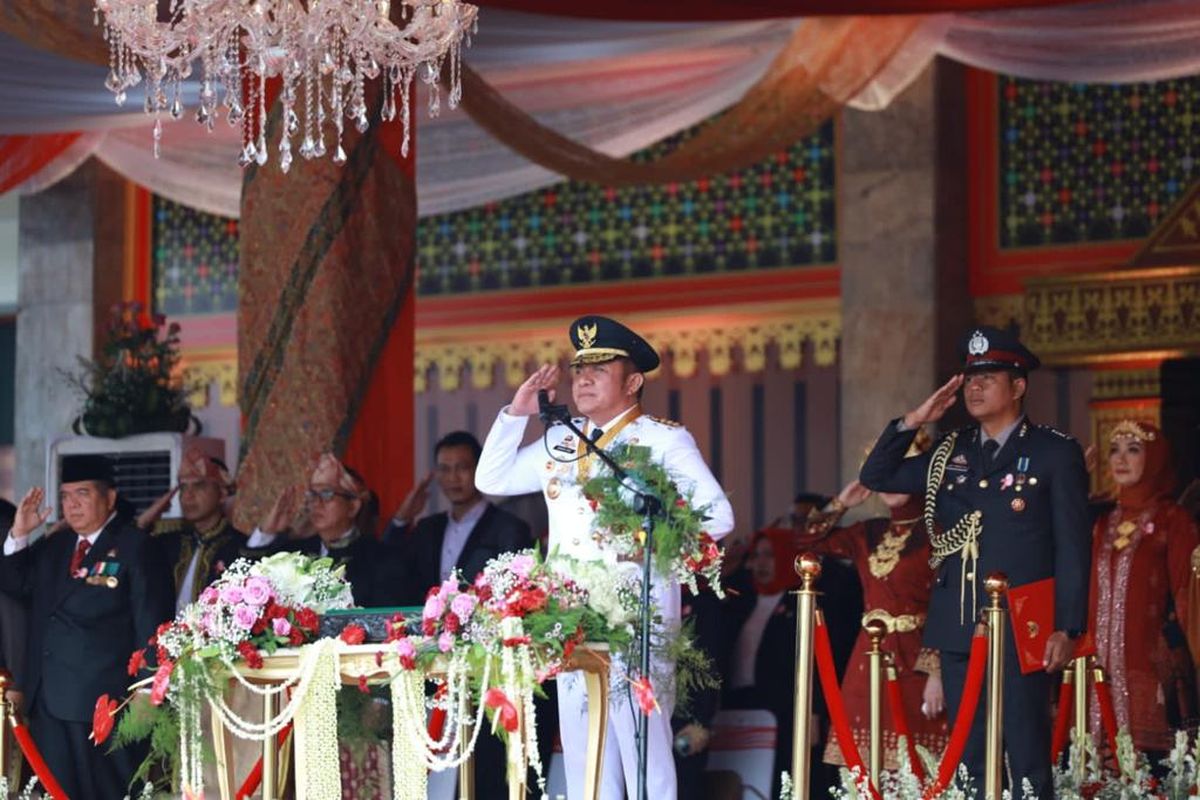 Gubernur Sumatera Selatan (Sumsel) Herman Deru saat menjadi Inspektur Upacara (Irup) peringatan ke HUT ke-78 RI di Griya Agung Palembang, Kamis (17/8/2023).
