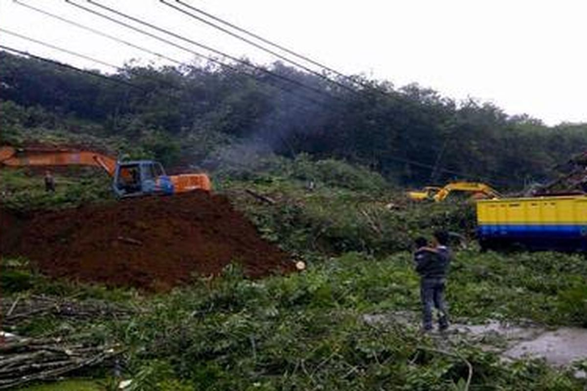 Penanganan longsor di Desa Panulisan, Kecamatan Dayeuhluhur, Cilacap, Jateng.     