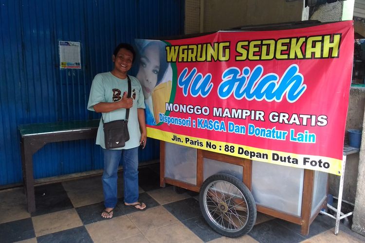 Edi Sumaryanto (42) bersama gerobak gudeg miliknya di Jalan Parangtritis nomor 90, Kelurahan Mantrijeron, Kecamatan Mantrijeron, Kota Yogyakarta, Rabu (21/6/2017)