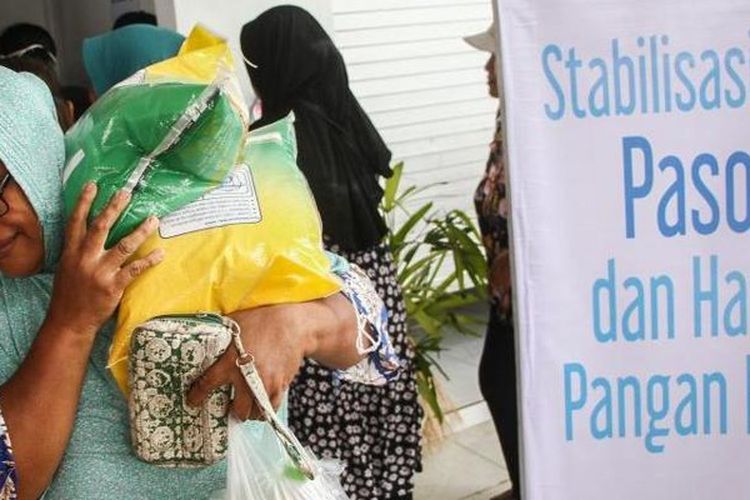 Warga membawa beras SPHP yang dibeli di Gerai Tim Pengendali Inflasi Daerah (TPID) Pandawa di Pasar Kalampangan, Palangka Raya, Kalimantan Tengah, Selasa (27/2/2024).