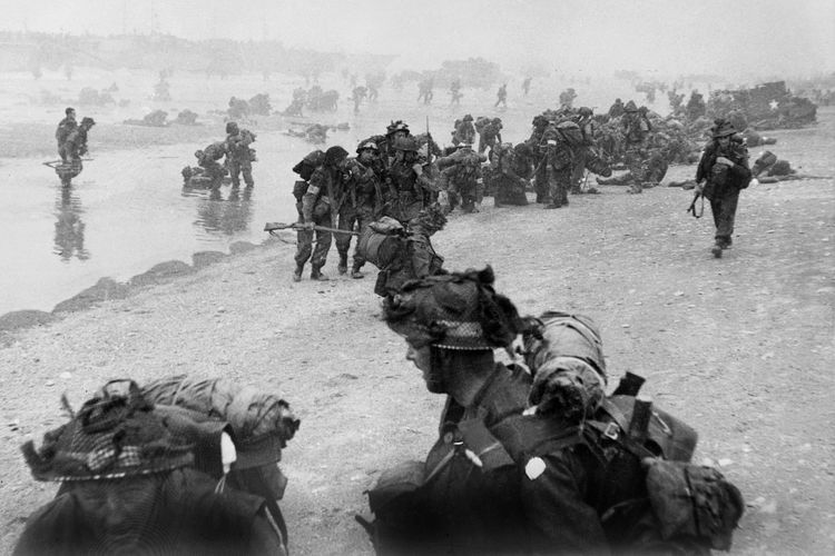 Pasukan Inggris mengambil posisi di pantai Sword selama D-Day 06 Juni 1944 setelah pasukan Sekutu menyerbu pantai Normandia. D-Day, 06 Juni 1944 masih merupakan salah satu pertempuran paling memilukan dan konsekuensial di dunia, karena pendaratan Sekutu di Normandia menyebabkan pembebasan Prancis yang menandai titik balik di teater Barat Perang Dunia II. 