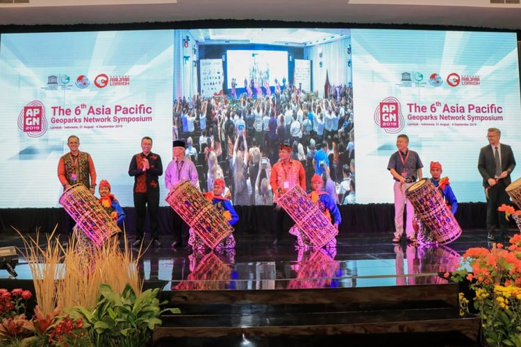 Pembukaan APGN Simposium 2019 di NTB, ditandai dengan pemukulan gendang beleq.