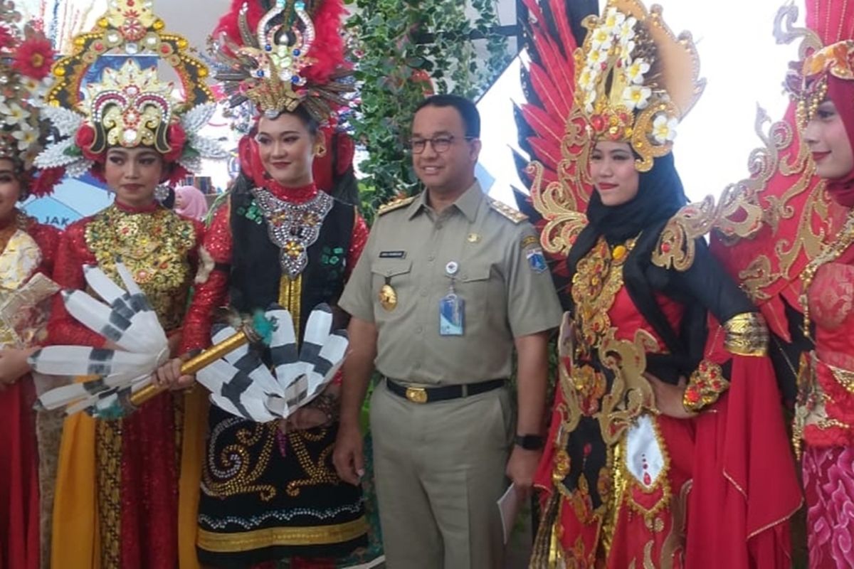 Gubernur DKI Jakarta Anies Baswedan dalam kegiatan job matching dan SMK expo 2019 di Gedung Dinas Pendidikan DKI Jakarta, Jalan Gatot Subroto, Senin (19/8/2019).