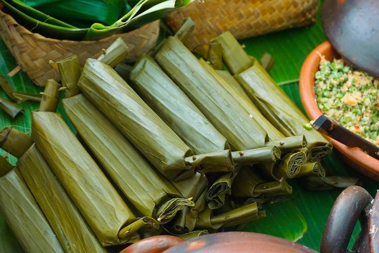 Cara Bikin Lontong Daun Praktis Untuk Teman Makan Sate