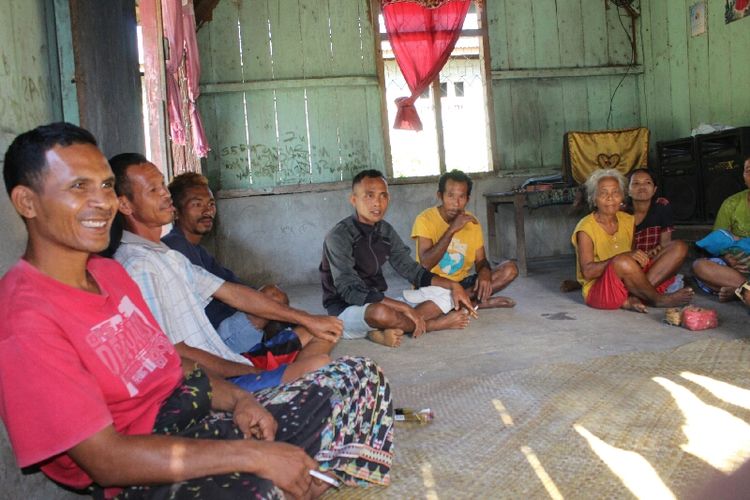 Beberapa warga Suku Wajor sedang berkumpul di rumah adat sementara Suku Wajor yang terletak di Kampung Sambi Mese, Kelurahan Nanga Baras, Kecamatan Sambi Rampas, Kabupaten Manggarai Timur, Pulau Flores, Nusa Tenggara Timur, Kamis (25/6/2020).