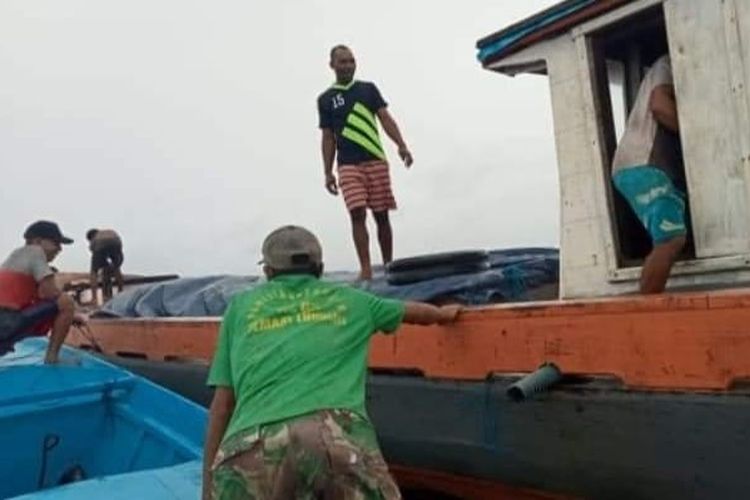 Dua Anak Buah Kapal.(ABK) KM Putra Masbaur yang hilang sejak 29 Mei lalu ditemukan selamat setelah kapal yang mereka tumpangi terdampar di peraiaran Pulau Letti, Maluku Barat Daya, Kamis sore (9/6/2022)