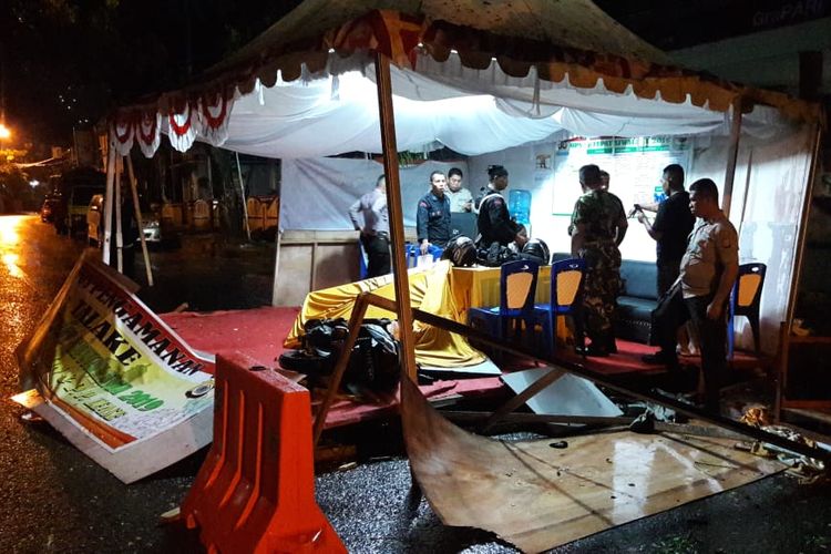 Sebuah Pos pengamanan lebaran di kawasan Talake, Kecamatan Nusaniwe Ambon rusak ditabrak sepeda motor, Minggu (9/6/2019) 