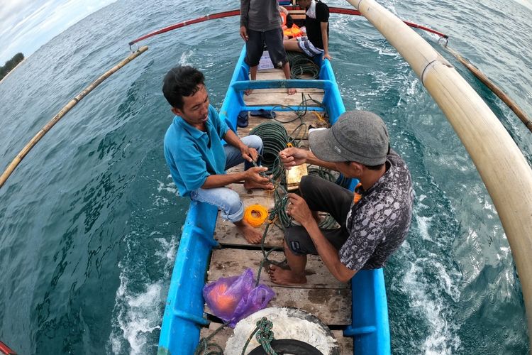 Nelayan Kaur, Bengkulu tenga memasang alat untuk memperbaiki terumbu karang yang merupakan sarang gurita. Para nelayan mengaku, saat ini sulit mendapatkan Pertalite untuk berlayar.