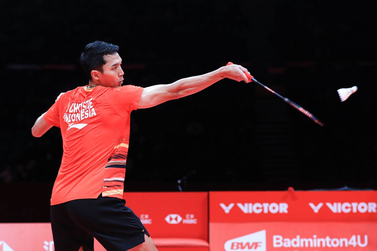 Jonatan Christie saat bertanding pada laga terakhir fase grup BWF World Tour Finals 2023 di Hangzhou Olympic Sports Centre Gymnasium, China, Jumat (15/12/2023). Langkah Jonatan terhenti di semifinal setelah kalah dari Shi Yu Qi. 