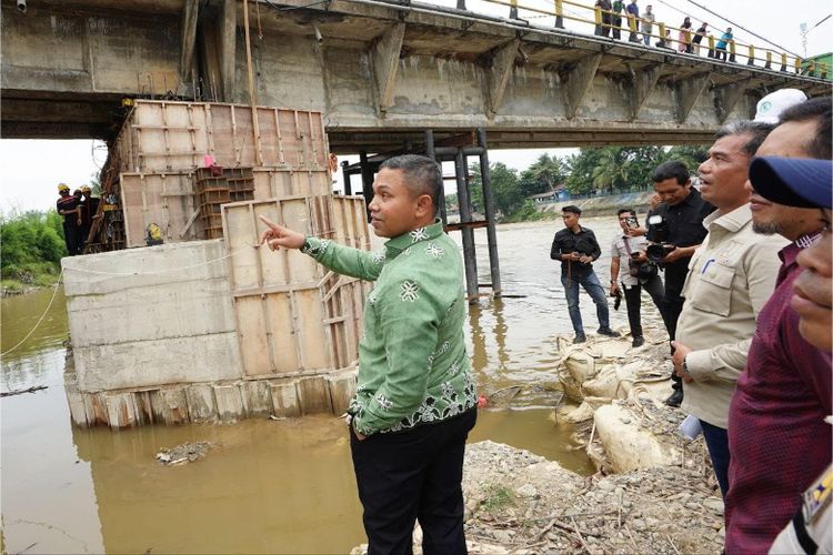 Tinjau Jembatan Sungai Rokan, Gubernur Riau Pastikan Segera Fungsional
