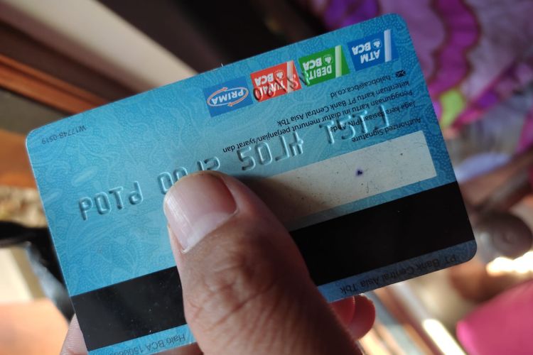 Memangnya bisa cara melihat nomor rekening di kartu ATM, sebenarnya cek nomor rekening dari kartu ATM adalah hal keliru. Karena nomor rekening tidak tercantum dalam kartu debit.
