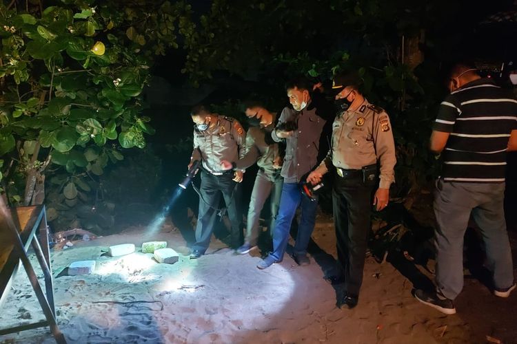 Polisi memeriksa temuan tengkorak kepala manusia di di sekitar Pura Bias Aud, Banjar Batu Belig, Kerobokan Kelod, Kuta Utara, Badung, Bali, Sabtu (4/7/2020).