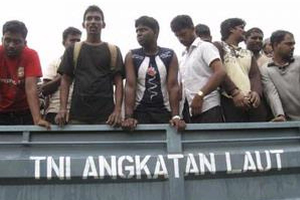 Sebanyak 55 warga negara Sri Lanka yang terdampar di pantai Desa Babah Krueng, Kecamatan Darul Makmur, Nagan Raya, Kamis (14/5), diangkut ke KUD Alue Bilie menggunakan Truk TNI Angkatan Laut. Mereka terdampar di kawasan tersebut setelah kapal yang mereka tumpangi dihantam badai di perairan Meulaboh, Aceh Barat, dari tujuan sebelumnya ke Australia. 