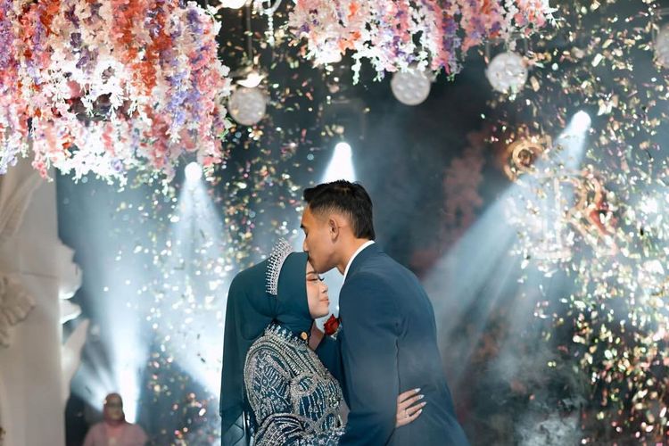 Rizky Ridho, bek timnas Indonesia, resmi menikah dengan Sendy Aulia pada Minggu (25/6/2025), di Surabaya. Dekorasi pernikahan Rizky Ridho dan Sendy Aulia dipenuhi berbagai bunga warna-warna, terutama hydrangea dan wisteria.