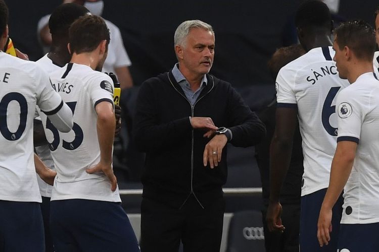 Jose Mourinho (tengah) saat memberikan instruksi pada laga Tottenham Hotspur vs West Ham United di Tottenham Hotspur Stadium dalam lanjutan pekan ke-31 Premier League, kasta teratas Liga Inggris, Selasa 23 Juni 2020.