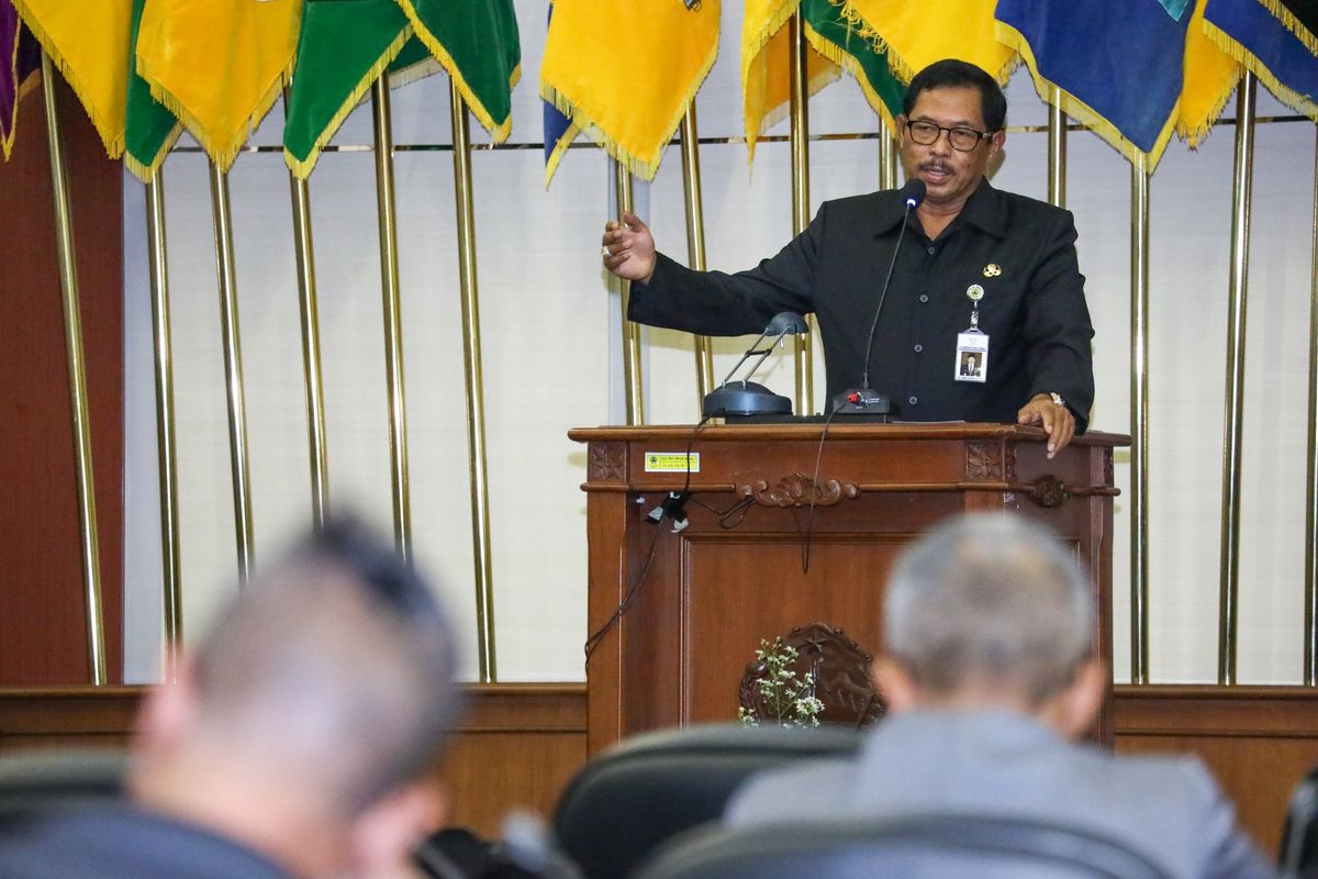 Penjabat (Pj) Gubernur Jawa Tengah (Jateng) Nana Sudjana saat menghadiri Rapat Paripurna Dewan Perwakilan Rakyat Daerah (DPRD) Jateng yang membahas Laporan Keterangan Pertanggungjawaban (LKPJ) Gubernur Jateng TA 2023 di Gedung Berlian Semarang, Kamis (28/3/2024).
