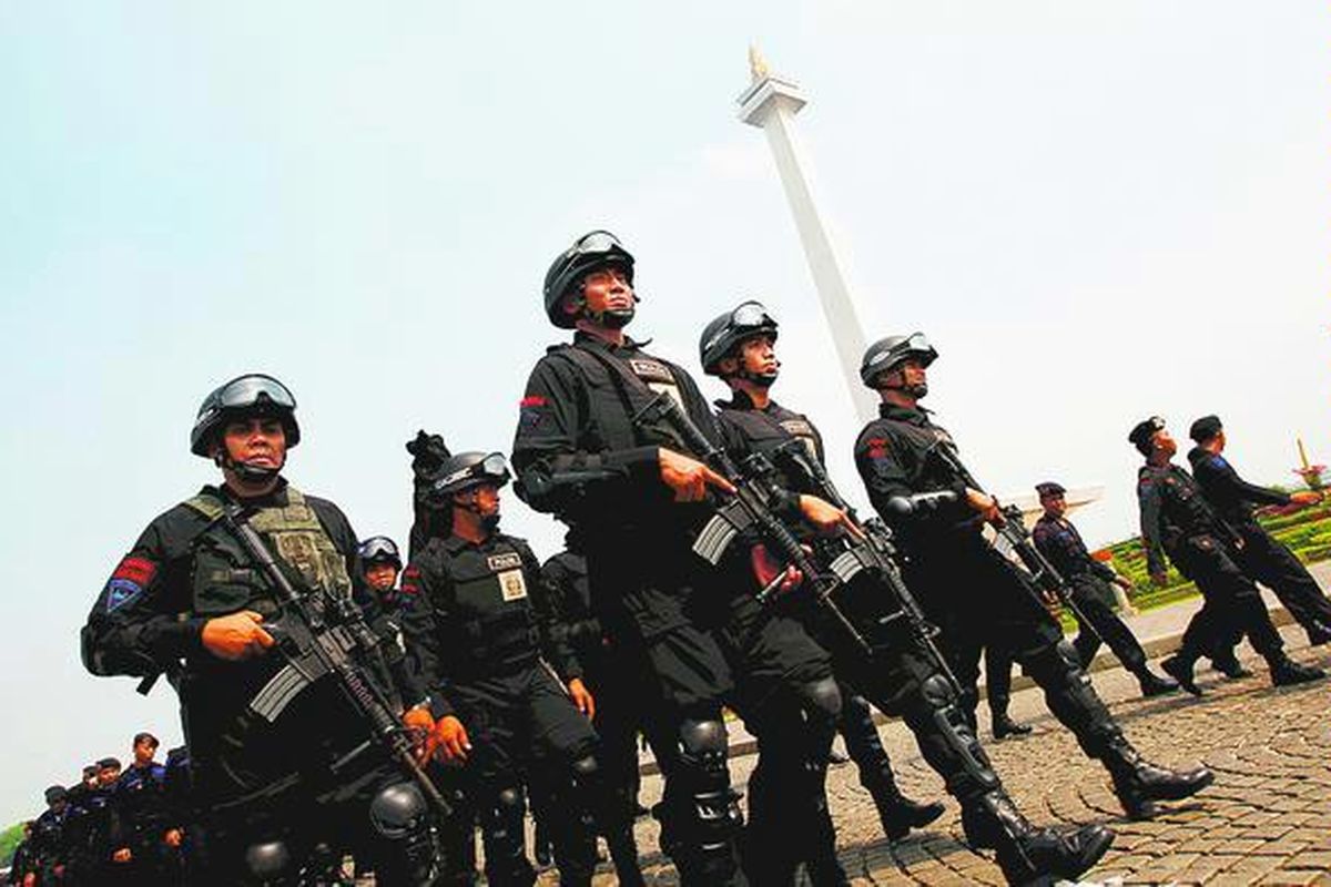 Personel Satuan Gegana melintas di Lapangan Monas, Jakarta Pusat, setelah mengikuti Gelar Pasukan Pengamanan Lebaran 2008, Selasa (23/9). Operasi pengamanan Lebaran itu diberi sandi Operasi Ketupat Jaya 2008.  