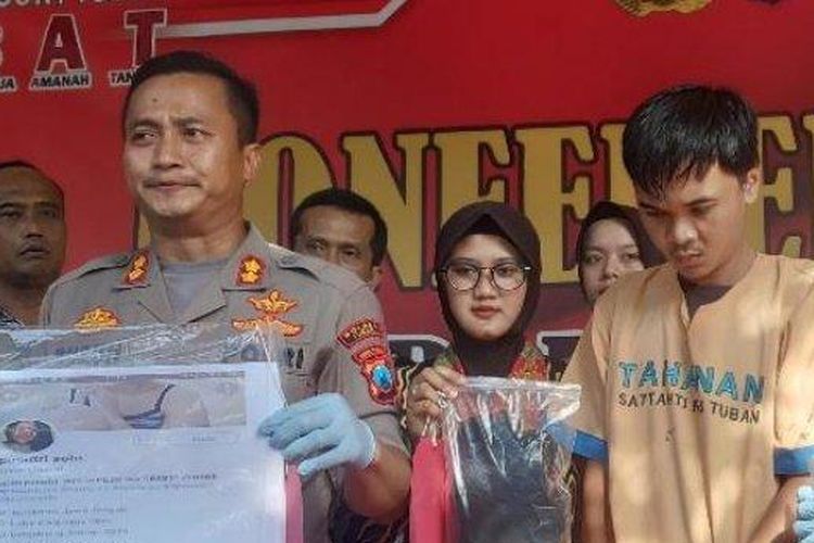 Kapolres Tuban, AKBP Ruruh Wicaksono menunjukkan AEM, pemuda 28 tahun asal Karanganyar yang menjual istrinya untuk layanan prostitusi threesome