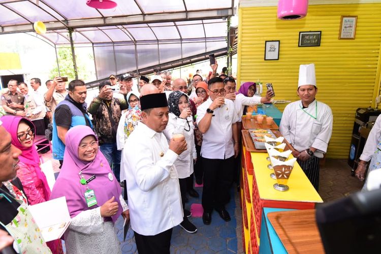 Wagub Jabar, Uu Ruzhanul Ulum mewakili Gubernur untuk memberikan Sambutan dan Pencanangan Kampung Walagri pada Peringatan Hari Kesehatan Jiwa se-Dunia Tingkat Provinsi Jawa Barat Tahun 2019 di Lapangan Rumah Sakit Jiwa Provinsi Jawa Barat Jl.Kolonel Masturi KM.7 Cisarua Kab. Bandung Barat, Rabu (23/10/2019).