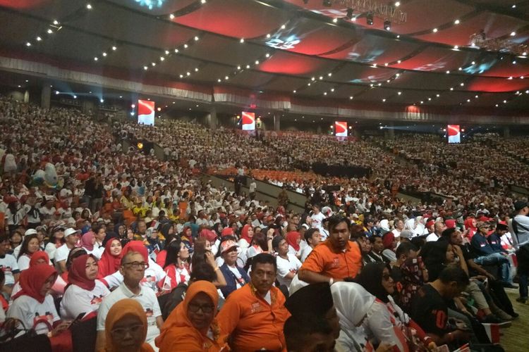 Relawan pendukung Jokowi-Maruf yang hadir dalam acara Konvensi Rakyat Optimis Indonesia Maju di Sentul International Convention Center, Bogor, Minggu (24/2/2019). 