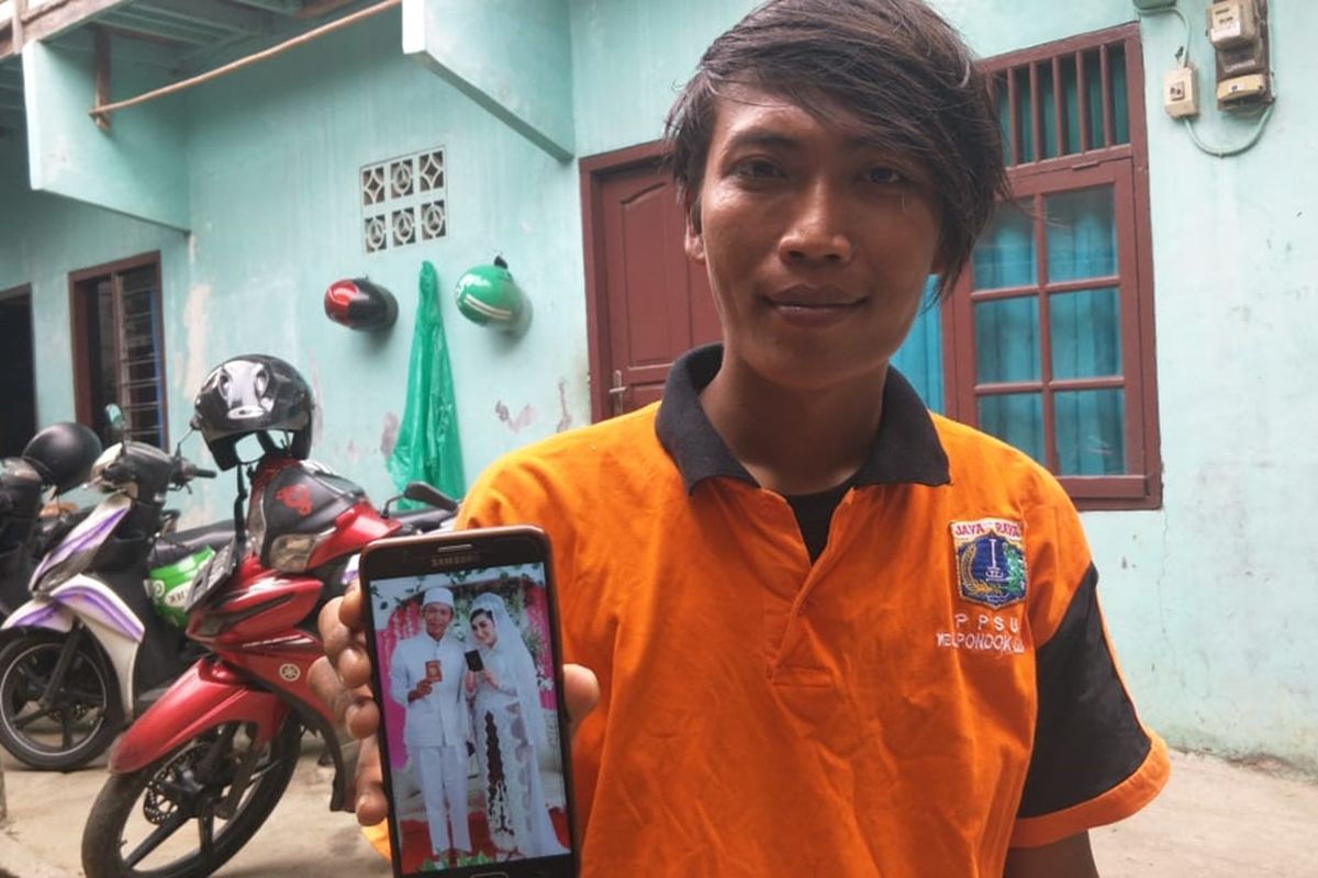 Bambang Irawan (28) Petugas PPSU Pondok Labu yang Menikahi Bule Cantik Asal Austria saat ditemui di rumahnya di Jalan Bango II, Pondok Labu, Jakarta Selatan, Kamis (29/8/2019).